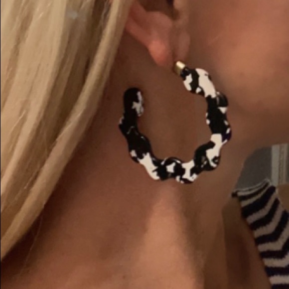 Last pair! Black & white abstract acrylic hoop earrings mint - Picture 2 of 7